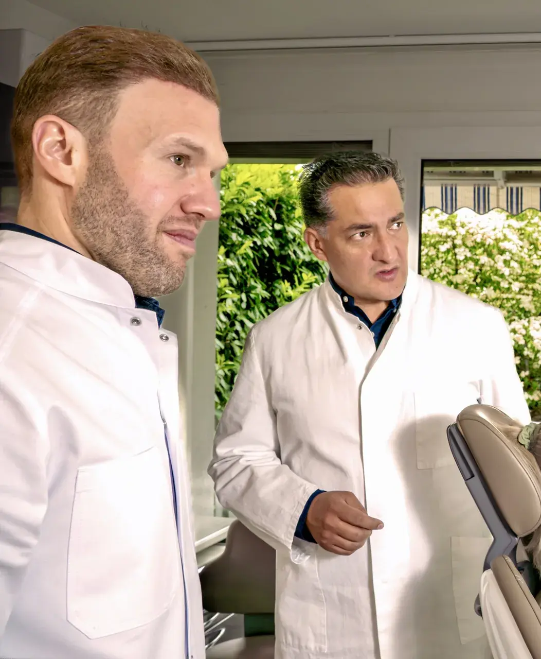 Dr. Benz und Dr. Mercado besprechen die Behandlung