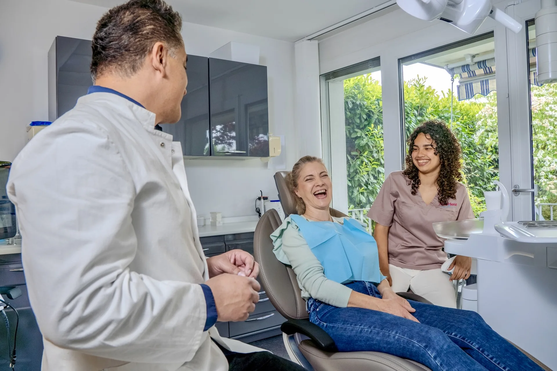 Zufriedene, lachende Patientin mit Dr. Mercado